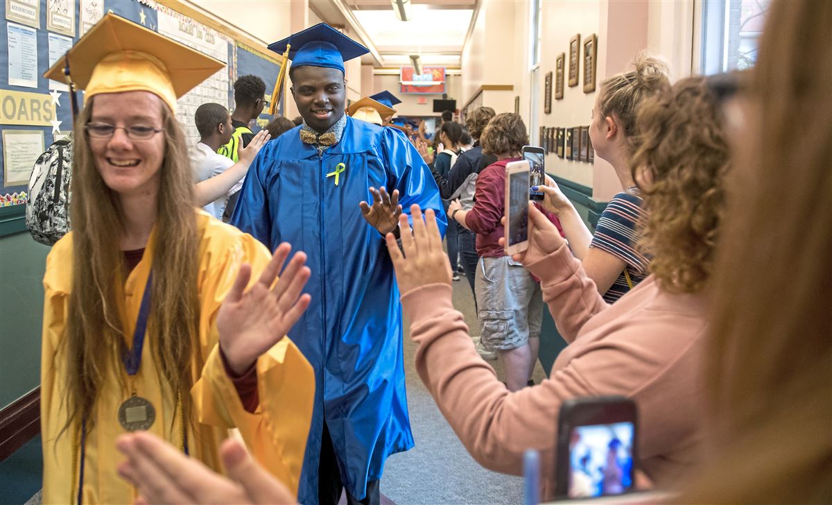 2018 graduates high-5 their way to commencement